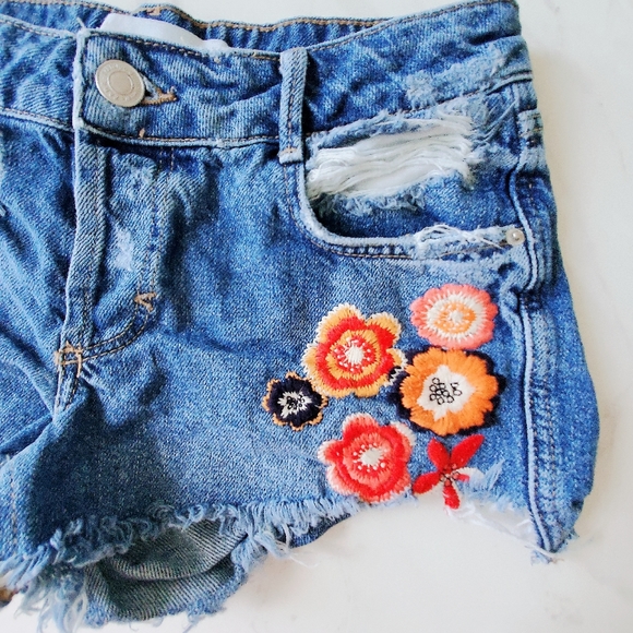 Zara floral embroidered ripped shorts size 0 - Picture 2 of 4